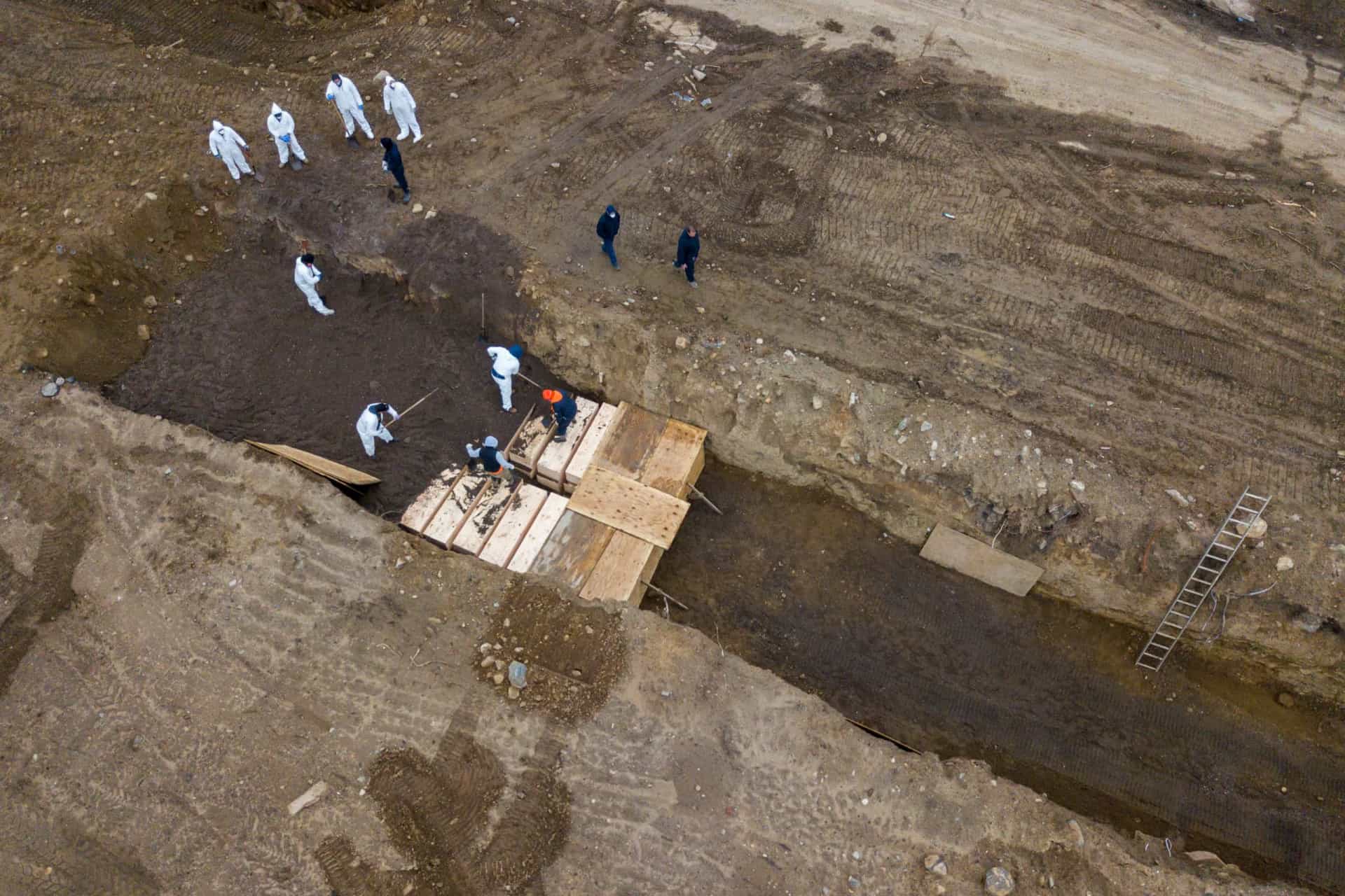 Imagens aéreas mostram enterros em Nova Iorque durante pandemia